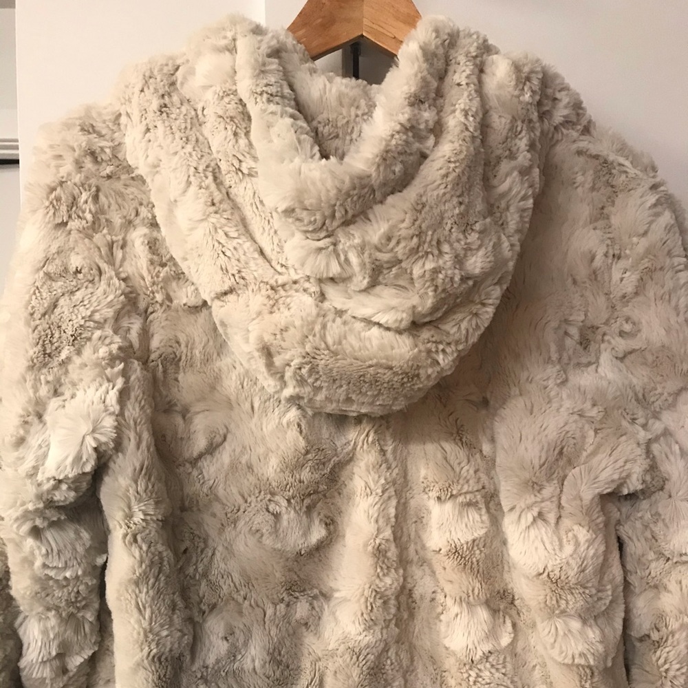 Hooded faux fur jacket with pockets (size M)